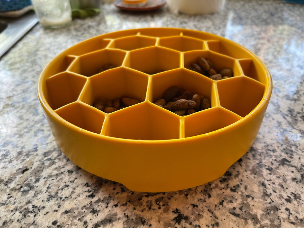 Deep slow feeder